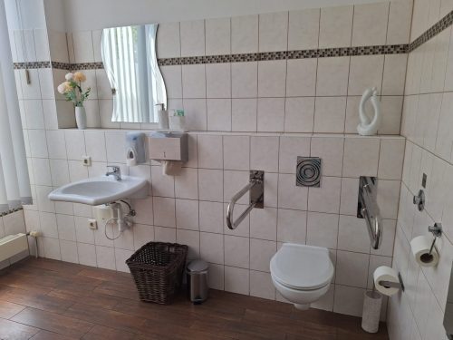 Damen- und Behindertentoilette